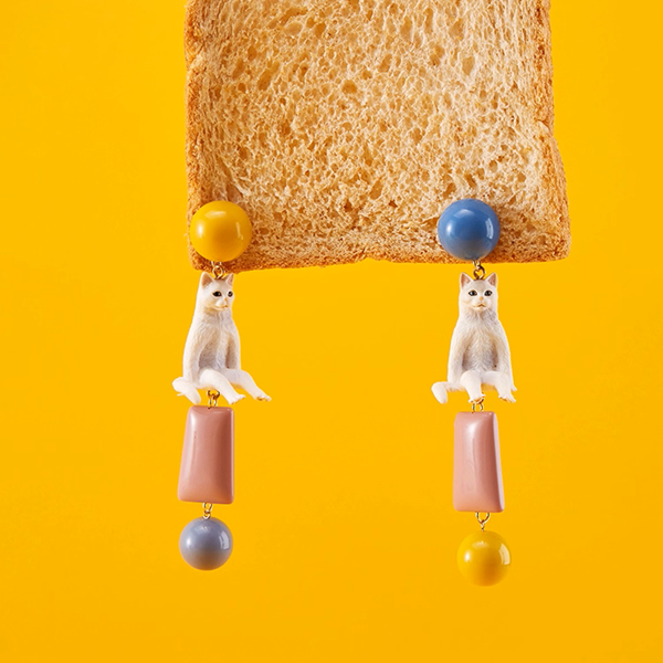 ポップに揺れる＊カラフル猫モチーフの個性派ピアス《Z01190》