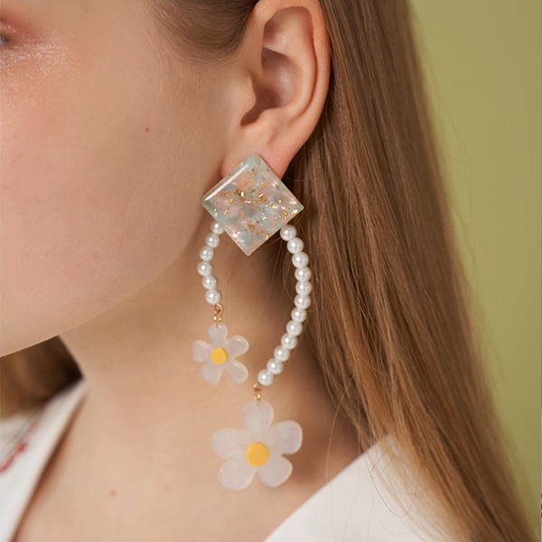 【3pattern3color】パールが巡る＊スクエア×フラワー揺れイヤーアクセ《Z01191》