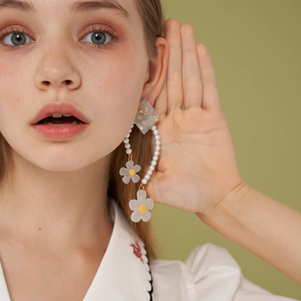 【3pattern3color】パールが巡る＊スクエア×フラワー揺れイヤーアクセ《Z01191》