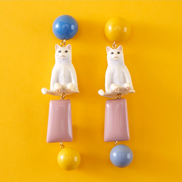ポップに揺れる＊カラフル猫モチーフの個性派ピアス《Z01190》