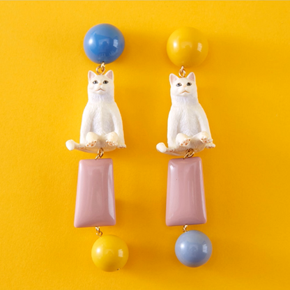 ポップに揺れる＊カラフル猫モチーフの個性派ピアス《Z01190》