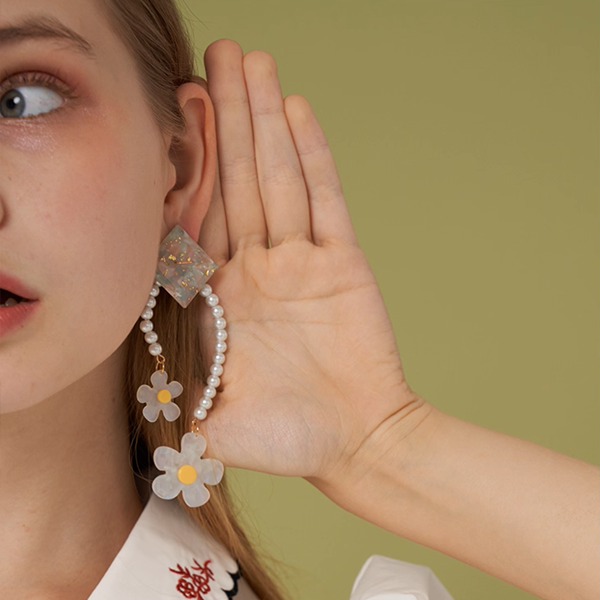 【3pattern3color】パールが巡る＊スクエア×フラワー揺れイヤーアクセ《Z01191》