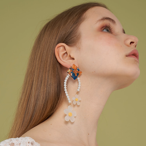 【3pattern3color】パールが巡る＊スクエア×フラワー揺れイヤーアクセ《Z01191》
