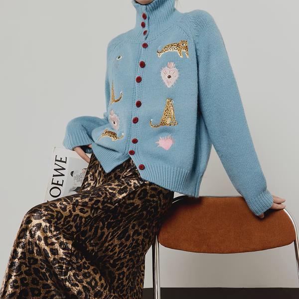 ライトブルー×赤ボタンの個性派レトロニット《Z01215》