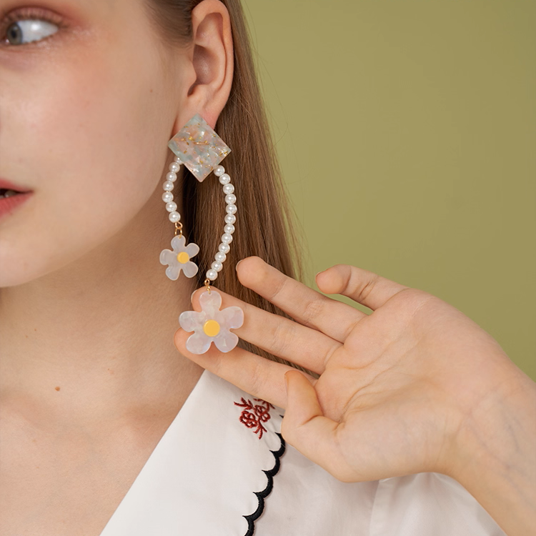 【3pattern3color】パールが巡る＊スクエア×フラワー揺れイヤーアクセ《Z01191》