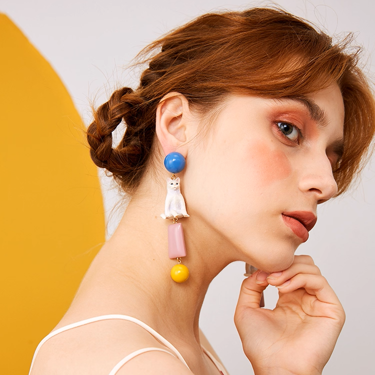 ポップに揺れる＊カラフル猫モチーフの個性派ピアス《Z01190》