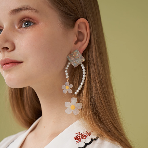 【3pattern3color】パールが巡る＊スクエア×フラワー揺れイヤーアクセ《Z01191》