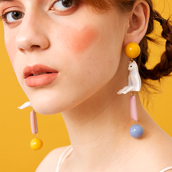 ポップに揺れる＊カラフル猫モチーフの個性派ピアス《Z01190》