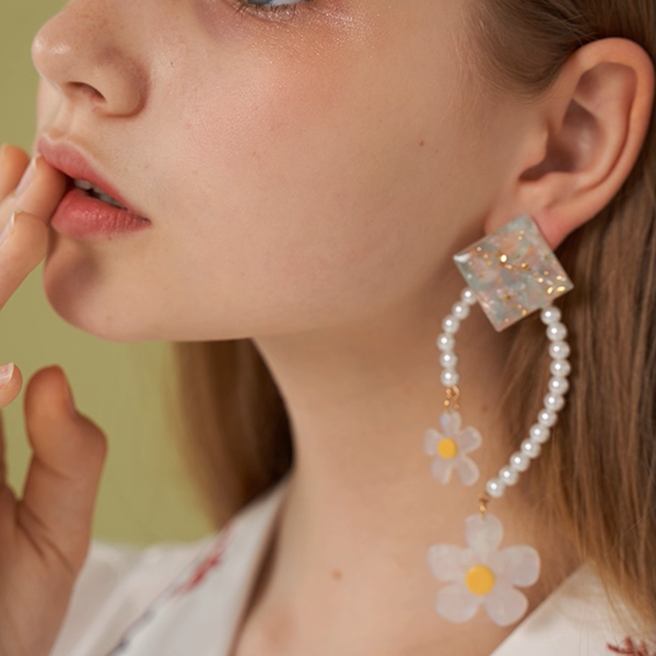 【3pattern3color】パールが巡る＊スクエア×フラワー揺れイヤーアクセ《Z01191》