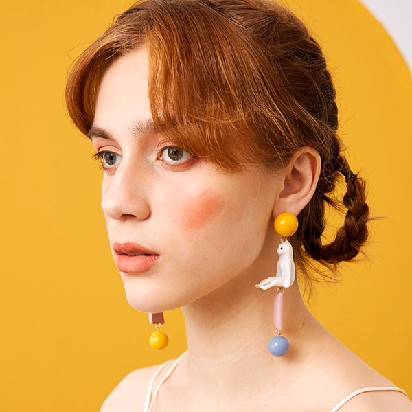 ポップに揺れる＊カラフル猫モチーフの個性派ピアス《Z01190》