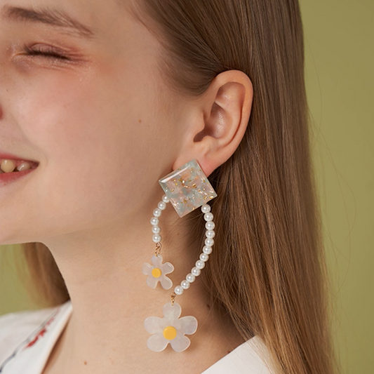 【3pattern3color】パールが巡る＊スクエア×フラワー揺れイヤーアクセ《Z01191》