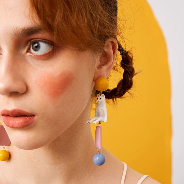 ポップに揺れる＊カラフル猫モチーフの個性派ピアス《Z01190》