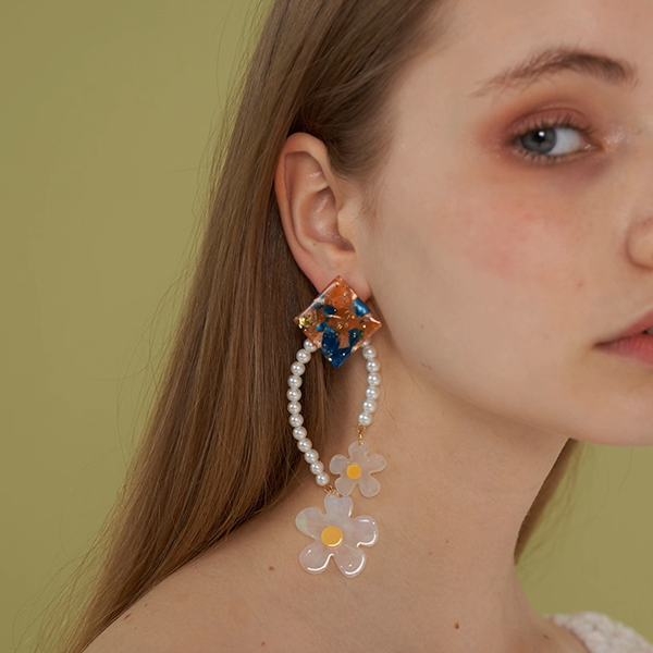 【3pattern3color】パールが巡る＊スクエア×フラワー揺れイヤーアクセ《Z01191》