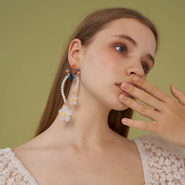 【3pattern3color】パールが巡る＊スクエア×フラワー揺れイヤーアクセ《Z01191》