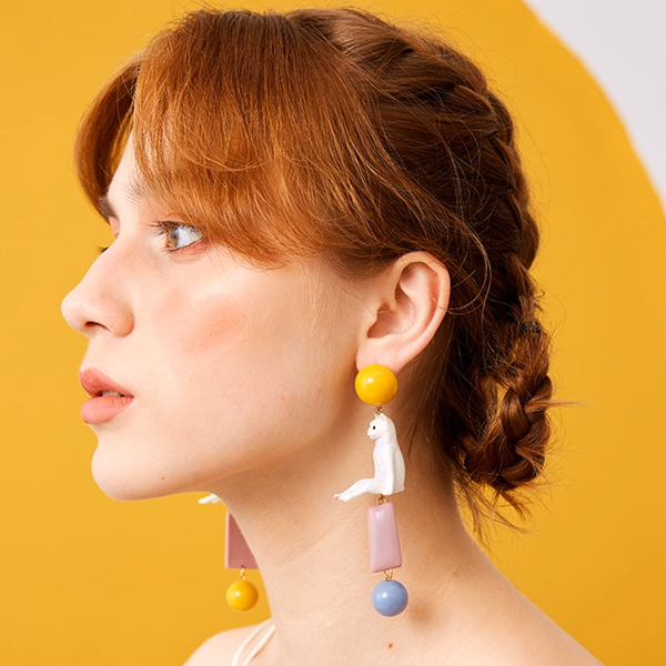 ポップに揺れる＊カラフル猫モチーフの個性派ピアス《Z01190》