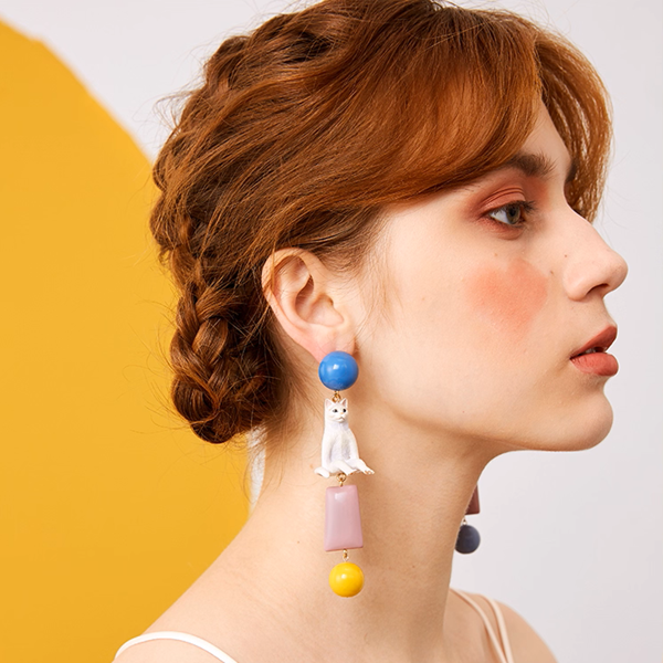 ポップに揺れる＊カラフル猫モチーフの個性派ピアス《Z01190》