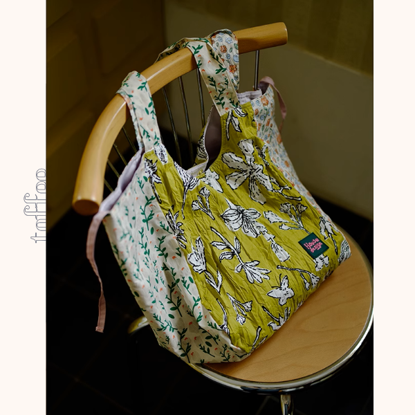 パッチワーク風花柄トートバッグ《Z00955》