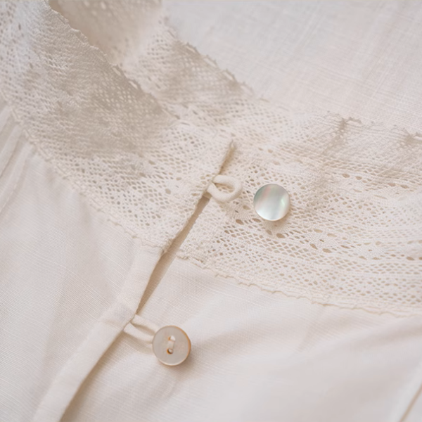 【2color】レース刺繍＆バックボタンディテールブラウス《Z00869》