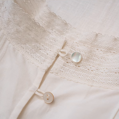 【2color】レース刺繍＆バックボタンディテールブラウス《Z00869》