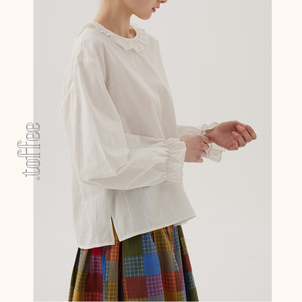 【2color】フリルネックコットンブラウス　《Z00787》