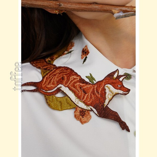 「小狐物語」 オリエンタルテイストが香る：キツネ刺繍ドリーミーブラウス C0183