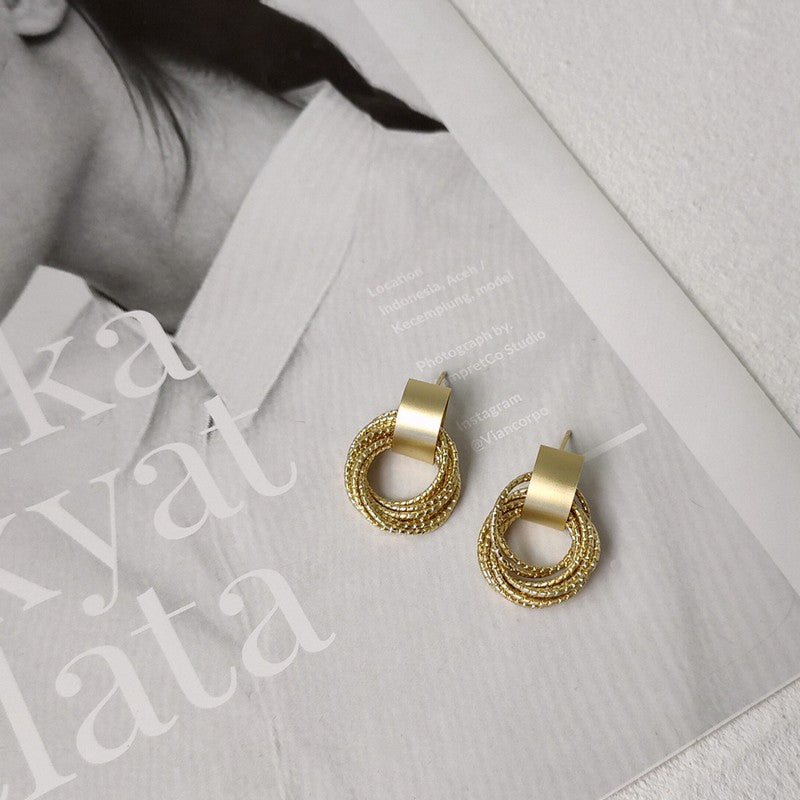 束ねた輪っかピアス