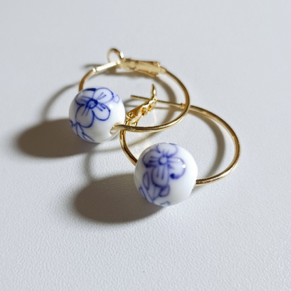 ホワイトビーズレトロイラストリングピアス　AU-044