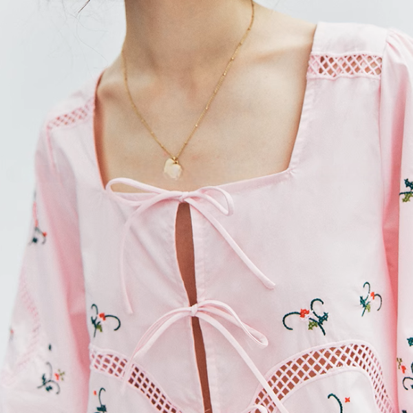 フラワー刺繍とリボン装飾のスクエアカラーブラウス《Z01007》