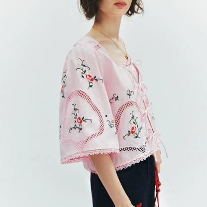 フラワー刺繍とリボン装飾のスクエアカラーブラウス《Z01007》