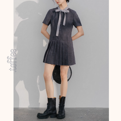 リボン襟とプリーツが彩るミニワンピース《Z01077》