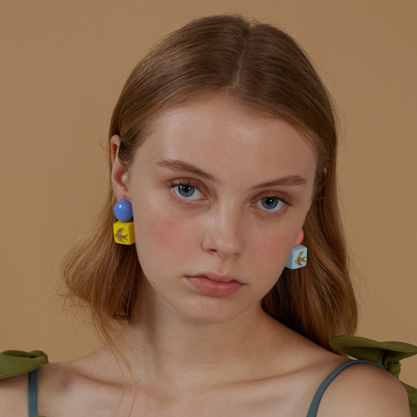 キューブ＆ボールツバメモチーフピアス　《Z00792》