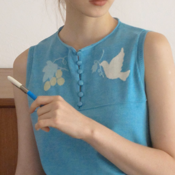 羽ばたく鳥と木の実のシアーニットベスト《Z01018》