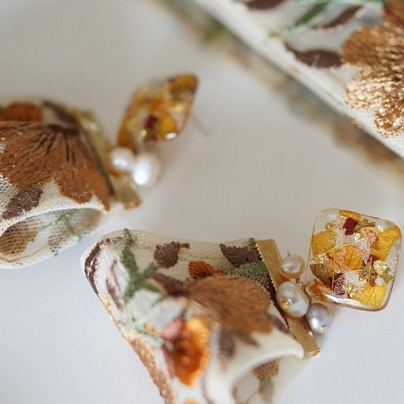 花を閉じ込めた刺繍リボンピアス