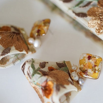 花を閉じ込めた刺繍リボンピアス