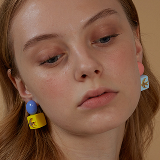 キューブ＆ボールツバメモチーフピアス　《Z00792》