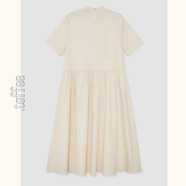 リボン刺繍とプリーツの上品ワンピース《Z01045》