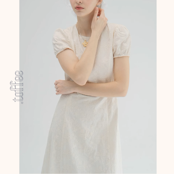 パフスリーブ蝶柄刺繍入りミモレ丈ワンピース《Z00873》