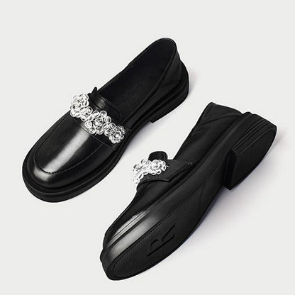 ビジューが光るブリテッシュローファー