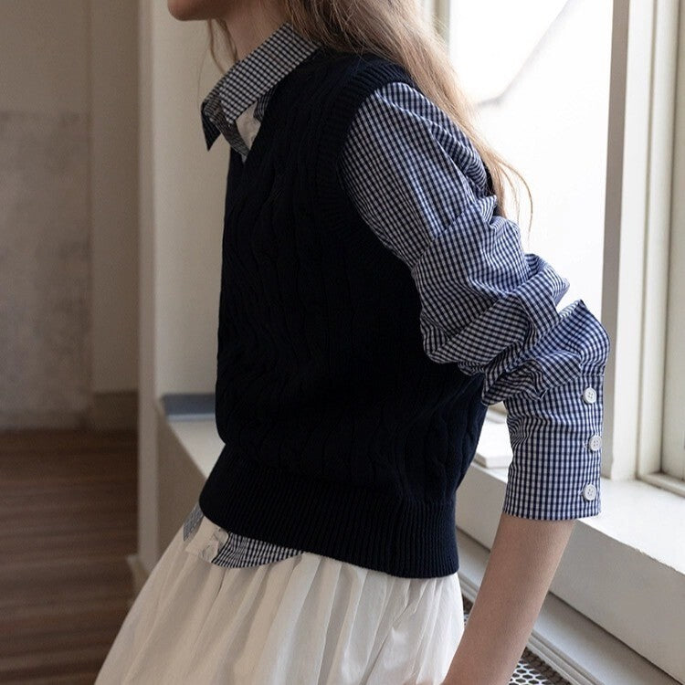 優雅な知性を纏うエレガントネイビー・ケーブルニット《Z01078》