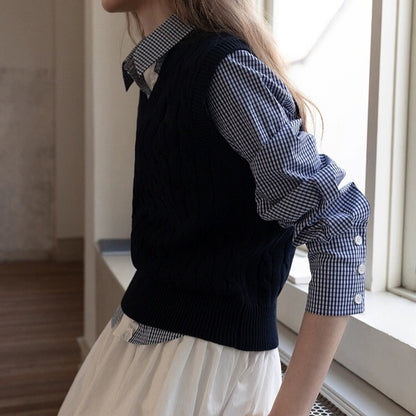 優雅な知性を纏うエレガントネイビー・ケーブルニット《Z01078》