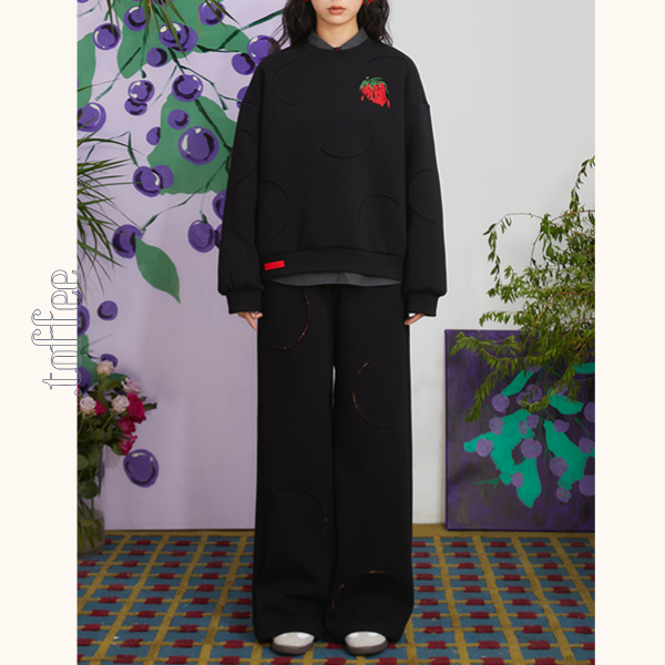 ストロベリー刺繍ブラックスウェットパンツ　《Z00698》