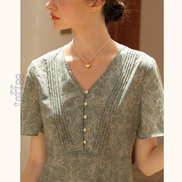 優美なペイズリー柄Vネックワンピース《Z01047》