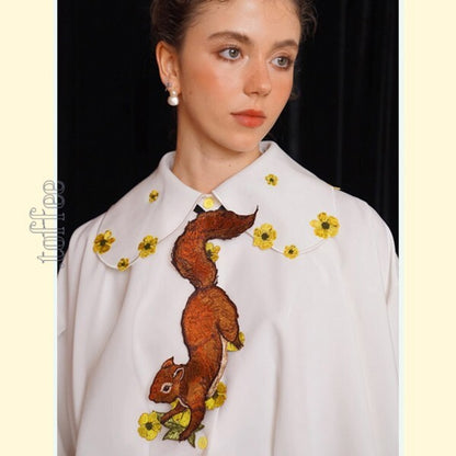 森のファンタジー：花の妖精と無邪気なリスの刺繍タイ 《C0190》