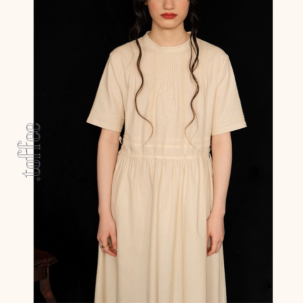 リボン刺繍とプリーツの上品ワンピース《Z01045》