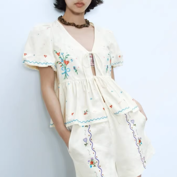 フラワー刺繍ペプラムブラウス《Z01032》