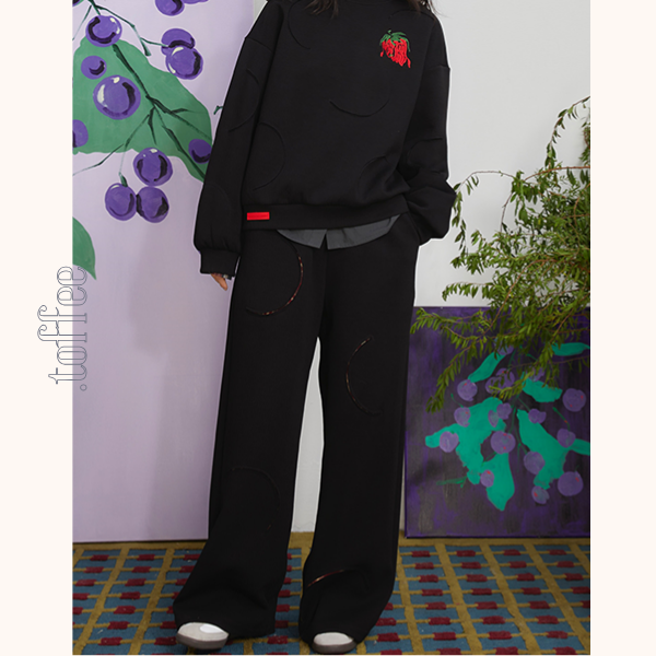 ストロベリー刺繍ブラックスウェットパンツ　《Z00698》