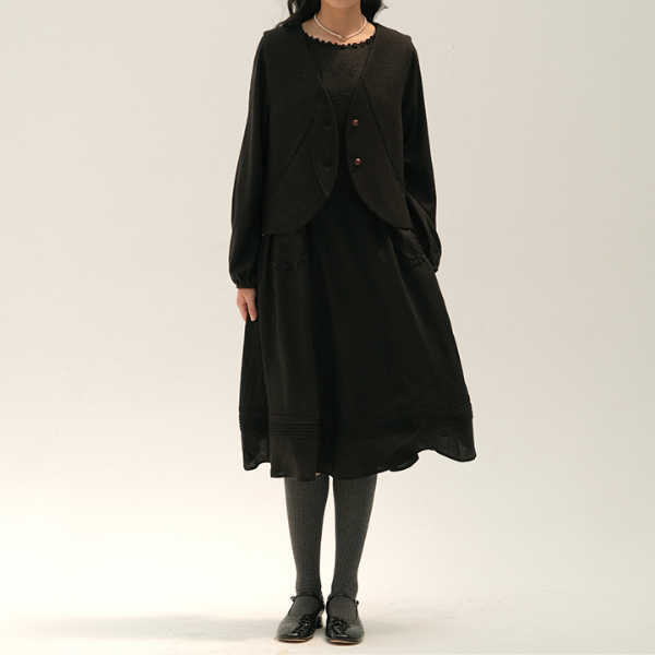 【2color】北欧風フラワー刺繍入りミモレ丈ワンピース  Z00010