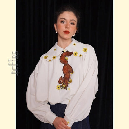 森のファンタジー：花の妖精と無邪気なリスの刺繍タイ 《C0190》