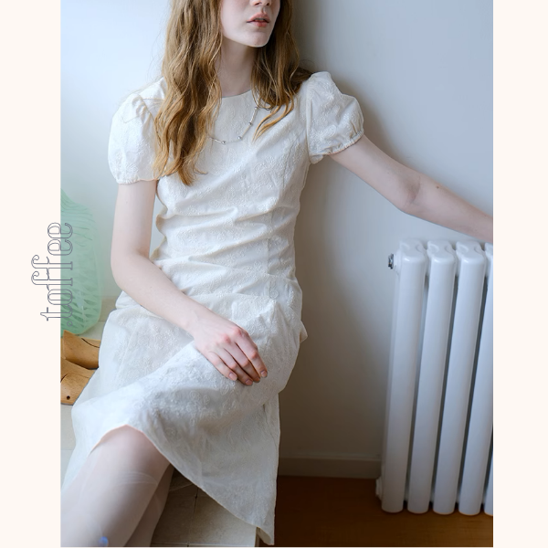 パフスリーブ蝶柄刺繍入りミモレ丈ワンピース《Z00873》