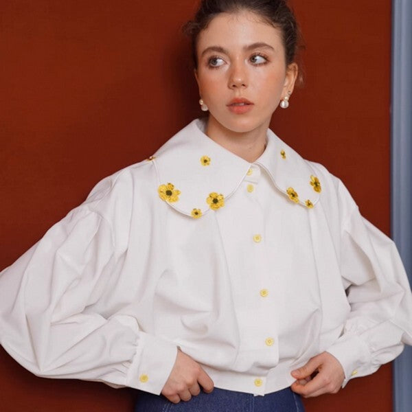 【2color】花の妖精：芸術的なお花刺繍のドールカラーブラウス 《C0191》